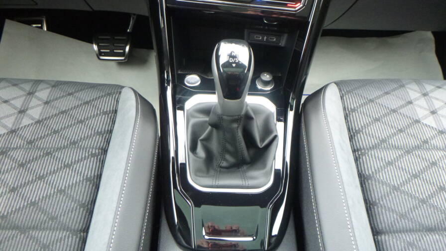 Mandataire Automobile neuf, recherche de Volkswagen T-roc-tdi-150-dsg7-r-line-edition-plus-jantes-19-plus-toit-vitr-plus-pack-black - E-Motors