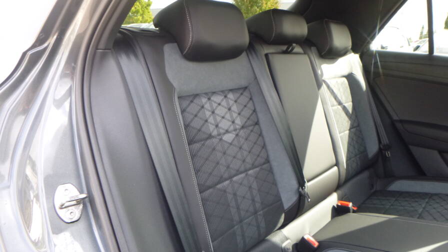 Mandataire Automobile neuf, recherche de Volkswagen T-roc-tdi-150-dsg7-r-line-edition-plus-jantes-19-plus-toit-vitr-plus-pack-black - E-Motors