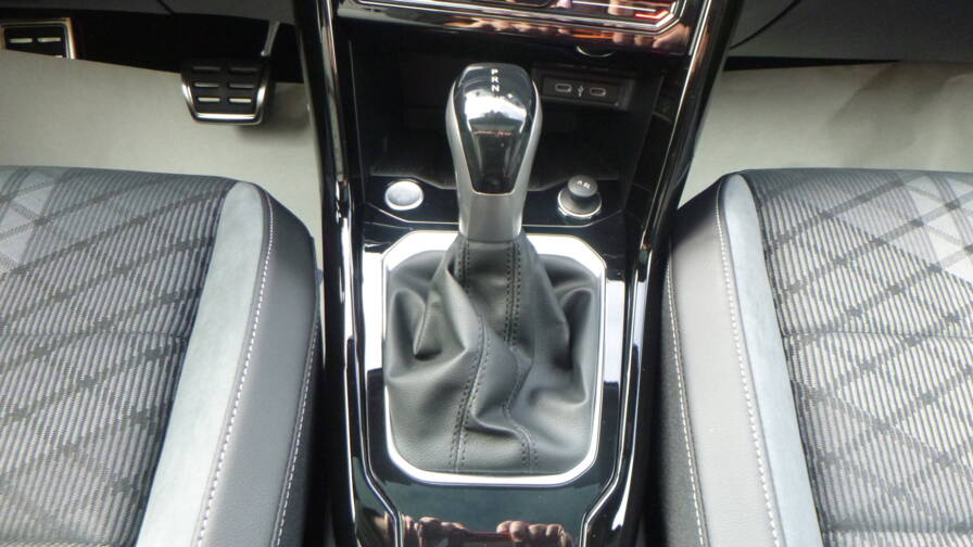 Mandataire Automobile neuf, recherche de Volkswagen T-roc-tdi-150-dsg7-r-line-edition-plus-jantes-19-plus-toit-vitr-plus-pack-black - E-Motors