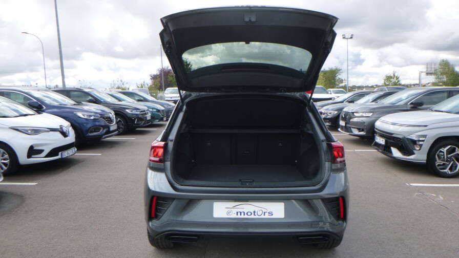 Mandataire Automobile neuf, recherche de Volkswagen T-roc-tdi-150-dsg7-r-line-edition-plus-jantes-19-plus-toit-vitr-plus-pack-black - E-Motors
