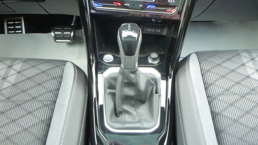 Mandataire Automobile neuf, recherche de Volkswagen T-roc-tdi-150-dsg7-r-line-edition-plus-jantes-19-plus-toit-vitr-plus-pack-black - E-Motors