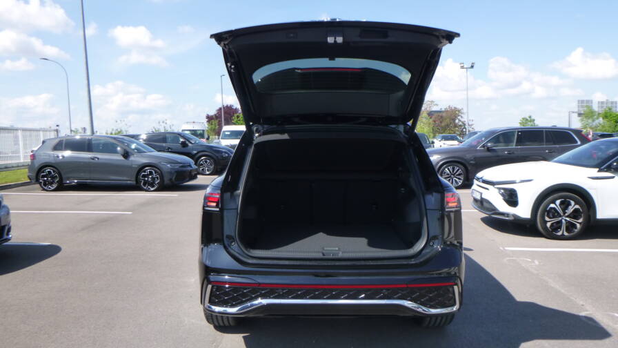 Mandataire Automobile neuf, recherche de Volkswagen Tiguan-2-0-tdi-150ch-dsg7-r-line-plus-matrix-led-plus-iq-drive-plus-alarme-plus-toit-vitr - E-Motors