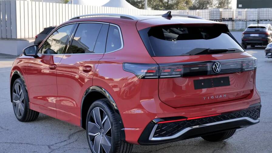 Mandataire Automobile neuf, recherche de Volkswagen Tiguan-tdi-150-dsg7-r-line-plus-pack-iq-drive-premium-plus-toit-ouvrant-panoramique-plus-jantes-20-leeds - E-Motors