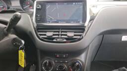 PEUGEOT 208 208 PureTech 82 Active +Navigation